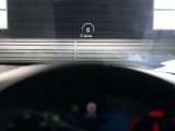フルカラーのヘッドアップディスプレイは、ドライビングに関連するすべての情報を表示。ドライバーは、前方から視線をそらさずに確認できます。