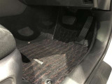 内装工程では、中古車を気持ちよくお乗りいただけるよう清掃しております。