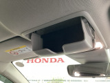 天井部分には、サングラスをしまえる収納スペースがあります。運転中に使いたい時も、手を伸ばすだけでサッと取り出せて便利です。