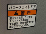 最も気になる室内は、特にこだわってクリーニングしております。マットやシートだけではなく、エアコンの吹き出し口やドアノブの隙間など、様々なブラシや道具を使い分けて、隅々までクリーニングしております。