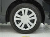 ◆純正ホイール装着車◆シンプルなデザインのホイールキャップ付きです。