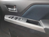 パワーウィンドウのスイッチです。運転席に居ながら窓を開け閉めのコントロールできます!