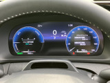 スタイリッシュなデザインのメーターで、車両の状態をひと目で確認できます。走行速度や燃料残量など、運転に必要な情報を分かりやすく表示します。