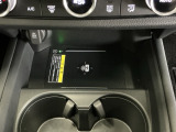 ワイヤレス充電器ついてます!スマートフォンを置くだけで充電可能。ケーブルをつなぐ煩わしさがありません。