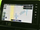 目的地設定をスムーズに行える、高画質ディスプレイを搭載。ルート検索や周辺施設検索も簡単に行えます。カーナビ操作も直感的で、初めての方にも安心です。