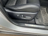 運転席には、スイッチひとつでスムーズなシートポジションの調整が可能なパワーシートを採用。体格に合わせて細かく設定できるため、長距離ドライブの疲労を軽減します。