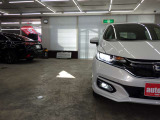 当店では専任のメカニックが大切なお客様のお車を一台一台丁寧に整備いたします。自社認証工場にてリフトアップし下回りまでキッチリ検査いたします。