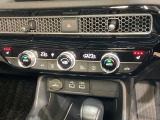 操作性の良いエアコンパネル。前席シートヒーターで寒い冬も快適ドライブ。