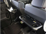 【後席用テーブル】ドリンクホルダーが付いた折りたたみ式のパーソナルテーブルです。運転席・助手席のシートバックに装備しているパーソナルテーブルです。