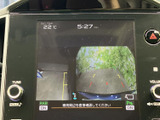 駐車や後退時の安全をサポートするバックモニター。後方視界を確保し、安心して運転操作を行えます。