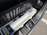荷室下には、小さな収納もあります。