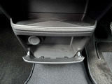 運転席と助手席の間に小物置きがあります(^^)/ 電源ソケットもあるのでドライブ中のスマホ充電もバッチリ☆