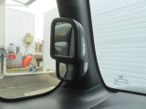 思い通りの場所に楽にピタッと停められるようにと採用された『ピタ駐ミラー』。運転席に座った状態で死角になりやすい左側や車の後ろの様子まで確認でき、幅寄せや縦列駐車、車庫入れの時に役立ちます。