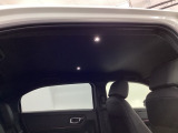 ランプ周辺に触れるだけで簡単に点灯する静電タッチ式LEDルームランプ。