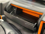 小物が収納できる運転席側インパネアンダーボックス。 ボックス内にはUSBソケットが一口。