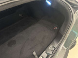 機内持ち込みサイズのスーツケースであれば、通常時でも2個をスムーズに収納可能です。