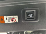 パワーバックドアを装備しています。ワンタッチでバックドアを開閉出来る秀作です。スイッチ&キー操作で開閉できるので、荷物を持っていても安心です。