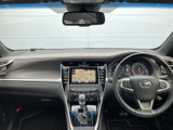 運転席周りの空間は、機能性と快適性を両立。使いやすいスイッチ類の配置が、スムーズな操作を可能にします。洗練された空間が広がります。