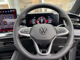専用ステアリング。各種スイッチを備え、運転中でも手元から操作できます。