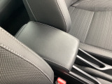 運転席と助手席の間にひじ掛けがあるので長時間のドライブでも快適ですね!