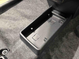 ティッシュ箱もぴったり収まるセンターフロアトレイ