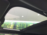 【ガラスルーフ】ガラスルーフ搭載で車内の解放感が一気にアップ!開放的なドライブをお楽しみいただけます。