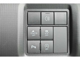 コーナーセンサーを車の前後に装備。障害物までの距離に応じて警告音を変えてお知らせ。縦列駐車時や駐車場・車庫などでの取り回しをサポートします。詳細は販売店スタッフまでおたずねください。