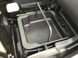 助手席下には収納スペースがあります