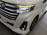 LEDヘッドライトです。デザイン性がよくとても明るいので、夜間の走行や悪天候でも安心です。しかも長寿命!