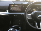 【ハンドル】ドライバーとBMW車の一体感がダイレクトに伝わるステアリングホイール。形状・太さへの拘りに加えて、操作性を高める為にスイッチ類も配置。クイックかつ安定のドライビングを体感下さい!