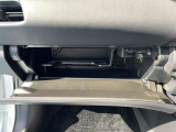 グローブボックスは広々収納。車検証や説明書などをまとめてしまいこめます♪