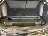 荷室には便利な床下収納もあります。