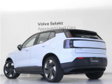 Volvo Cars appで車にリモートアクセスして、空調機能の操作や車の施錠・開錠、ソフトウェア更新などが可能です。エアコンやシートヒーターを操作して、出発前に車内を快適な温度に整えられます。