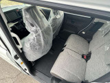 後部座席も十分な広さがあります!シートを倒せば荷物もさらに沢山積めますね♪