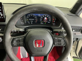 ステアリング右手側に安全運転支援機能のホンダセンシングをコントロールするスイッチ、左手側にオーディオ関連のコントロールスイッチを配置、視線を逸らすことなく運転に集中できます