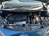 1.6L PureTechターボエンジン 加えて、前後2基の高効率電動モーターを搭載し4輪を駆動します。システム合計出力は300ps(カタログ値)