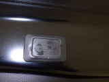 電動式バックドアです。 荷物を持ったままでもボタン一つで自動的に開け閉めできるので便利ですよ。 挟み込み防止機能も付いていますのでお子様の手や荷物を挟み込むのを防いでくれますよ。