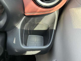 運転席の手の届く場所には500mlのパック飲料もピッタリ入る大きめのドリンクホルダーがございます(^^) ドライブ中の水分補給もバッチリです♪
