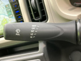 雨の日の運転をサポートするワイパーレバー。様々なモードを切り替えられ、視界を確保します。悪天候時でも安心の装備です。