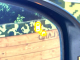 【ブラインドスポットインフォメーション】走行中、ドアミラーの死角になりやすい箇所に後続車が接近するとサイドミラー付近に警告を表示、ドライバーに注意喚起をしてくれます。