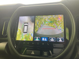 駐車時の安全性を高めるバックモニター。狭い場所でもスムーズな駐車をサポートします。ガイドライン表示で、距離感を掴みやすくなっています。