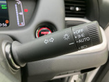 操作しやすいウインカーレバーは、安全な車線変更をサポート。周囲の状況を確認しながら、スムーズな運転を心がけましょう。