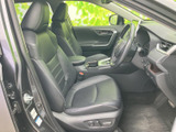 上質な素材を使用したドアトリムが、車内を上品に演出。落ち着いた空間で、快適なドライブをお楽しみください。
