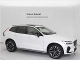 Volvo Cars appで車にリモートアクセスして、空調機能の操作や車の施錠・開錠、ソフトウェア更新などが可能です。エアコンやシートヒーターを操作して、出発前に車内を快適な温度に整えられます。