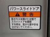 最も気になる室内は、特にこだわってクリーニングしております。マットやシートだけではなく、エアコンの吹き出し口やドアノブの隙間など、様々なブラシや道具を使い分けて、隅々までクリーニングしております。