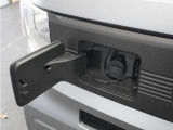 充電口はフロントグリル部に配置。充電器とつないでも、充電ケーブルがドアの前を通りにくくなります。センターピラーレスの足元もスッキリだから、積み降ろしや乗降をスムーズに行うことができます。