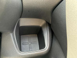 運転席の手の届く場所には500mlのパック飲料もピッタリ入る大きめのドリンクホルダーがございます(^^) ドライブ中の水分補給もバッチリです♪