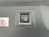 電動式バックドアです。 荷物を持ったままでもボタン一つで自動的に開け閉めできるので便利ですよ。 挟み込み防止機能も付いていますのでお子様の手や荷物を挟み込むのを防いでくれますよ。