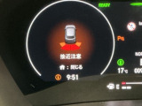 パーキングセンサーシステムは走行中に障害物が迫ると音と表示でお知らせ、低速走行時時の安心感を高めます