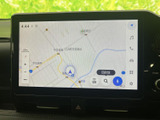 鮮明な地図表示で、スムーズなルート検索をサポート。最新の交通情報も確認でき、安心のドライブを演出します。